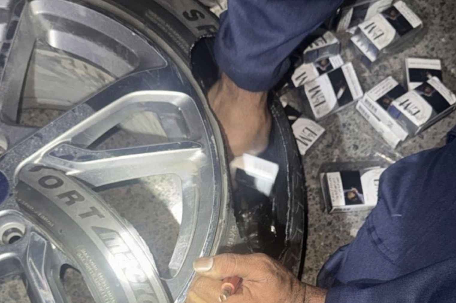 ടയറുകളിൽ ഒളിപ്പിച്ച് സിഗരറ്റ് കടത്താൻ ശ്രമം 