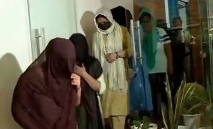മലാപ്പറമ്ബ് സെക്‌സ് റാക്കറ്റ് കേസ്: രണ്ടു പൊലീസുകാരും പ്രതികള്‍; പെണ്‍വാണിഭ നടത്തിപ്പുകാരിയുമായി അടുത്ത ബന്ധം