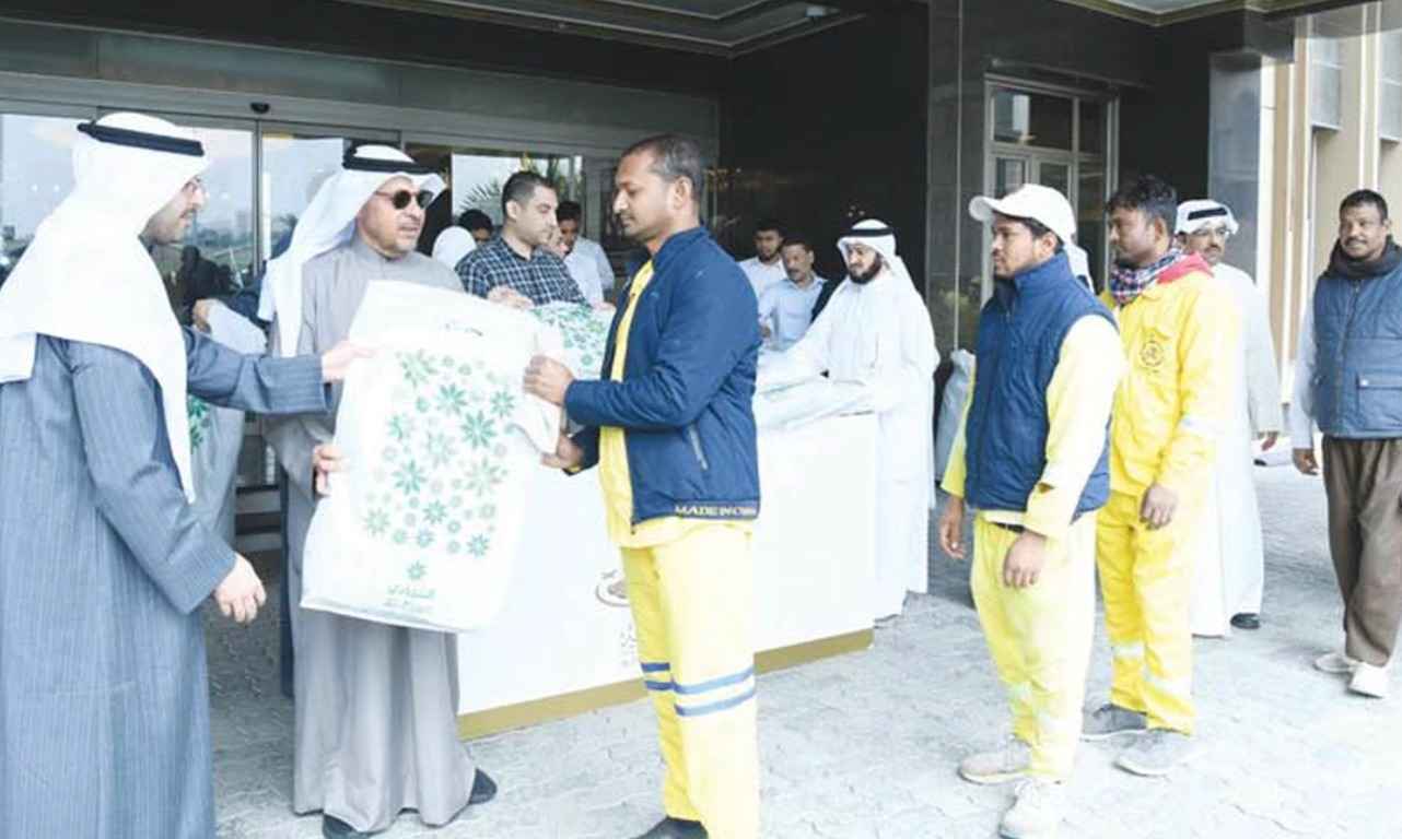 ശുചീകരണ തൊഴിലാളികൾക്ക് ശൈത്യകാല വസ്ത്രങ്ങൾ വിതരണം ചെയ്തു