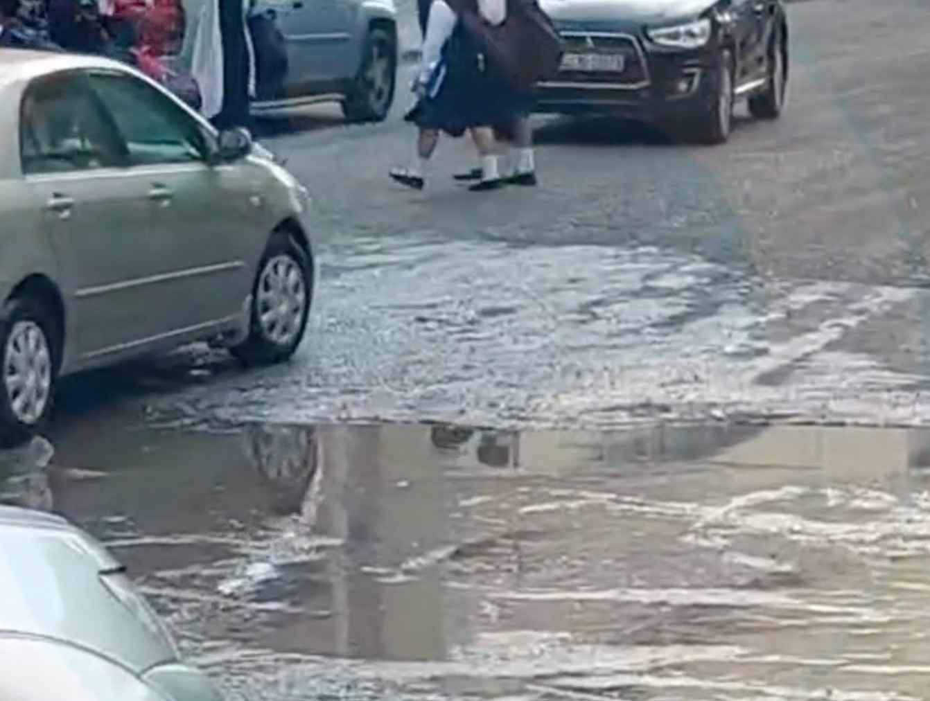 അബ്ബാസിയയിൽ റോഡുകളിൽ മലിനജലം, ഗട്ടറുകൾ ; ആരോഗ്യ ഭീഷണി ഉയരുന്നു 