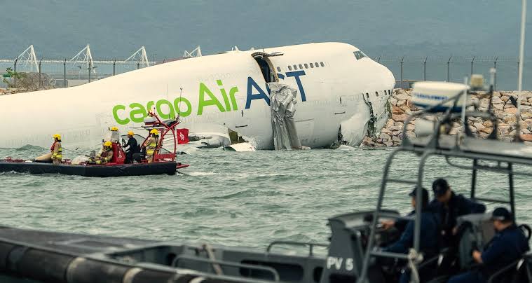 ലാൻഡിങ്ങിനിടെ ബോയിംഗ് 747 റൺവേയിൽ നിന്ന് തെന്നിമാറി വിമാനം കടലിൽ തകർന്നുവീണു