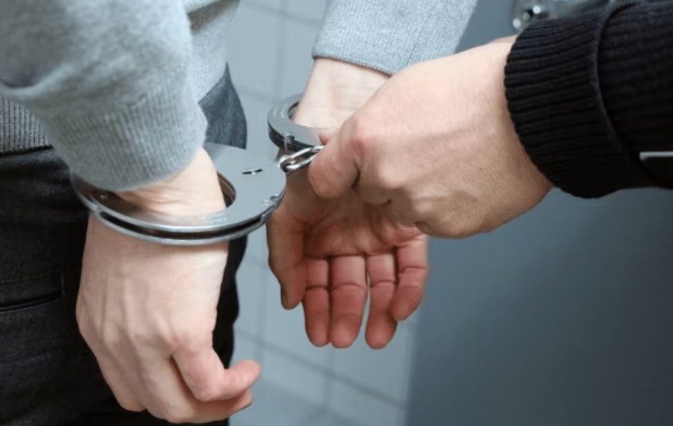 പ്രവാസി തൊഴിലാളികളെ ചൂഷണം ചെയ്തു: ശമ്പളം നൽകാതെ ഭീഷണിപ്പെടുത്തി ദിവസവും പണം പിരിച്ച ക്രിമിനൽ സംഘം അറസ്റ്റിൽ