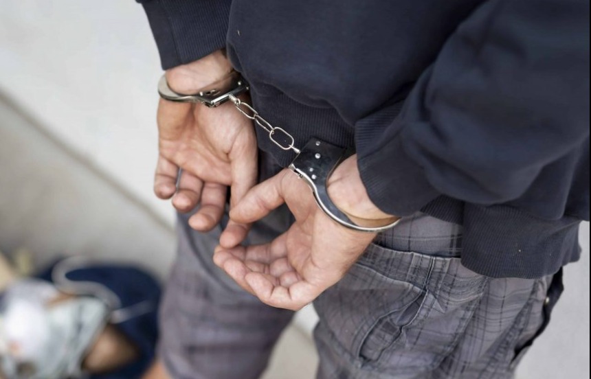 നാടുകടത്തൽ കേന്ദ്രത്തിലേക്ക് മാറ്റുന്നതിനിടെ പ്രവാസി രക്ഷപ്പെടാൻ ശ്രമിച്ചു