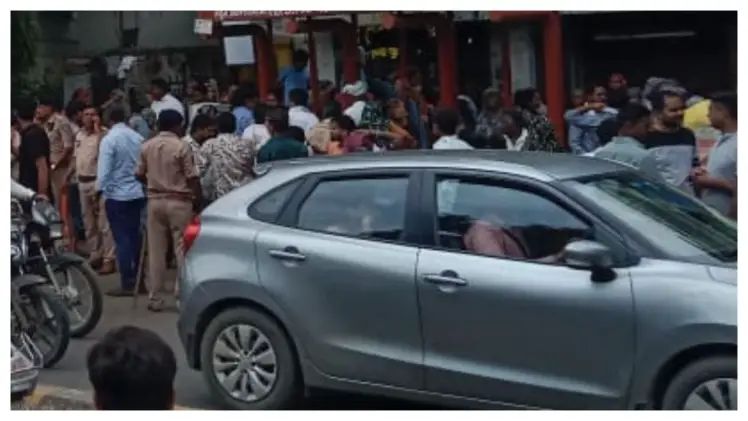 അച്ഛൻ മരിച്ച്‌ മൃതദേഹം വീട്ടിലിരിക്കെ മക്കളുടെ അടിപിടി; സ്വത്തിനെ ചൊല്ലി വൻ ത‍ര്‍ക്കം, ഒടുവില്‍ പൊലീസ് ഇടപെട്ടു