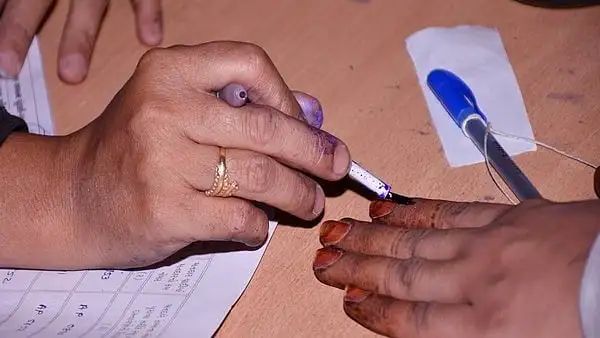പോളിങ് സ്‌റ്റേഷനില്‍ മൊബൈല്‍ ഫോണിന് വിലക്ക്; ബൂത്തുകള്‍ നൂറുമീറ്റര്‍ പരിധിയില്‍ പാടില്ലെന്നും തെരഞ്ഞെടുപ്പ് കമ്മീഷന്‍