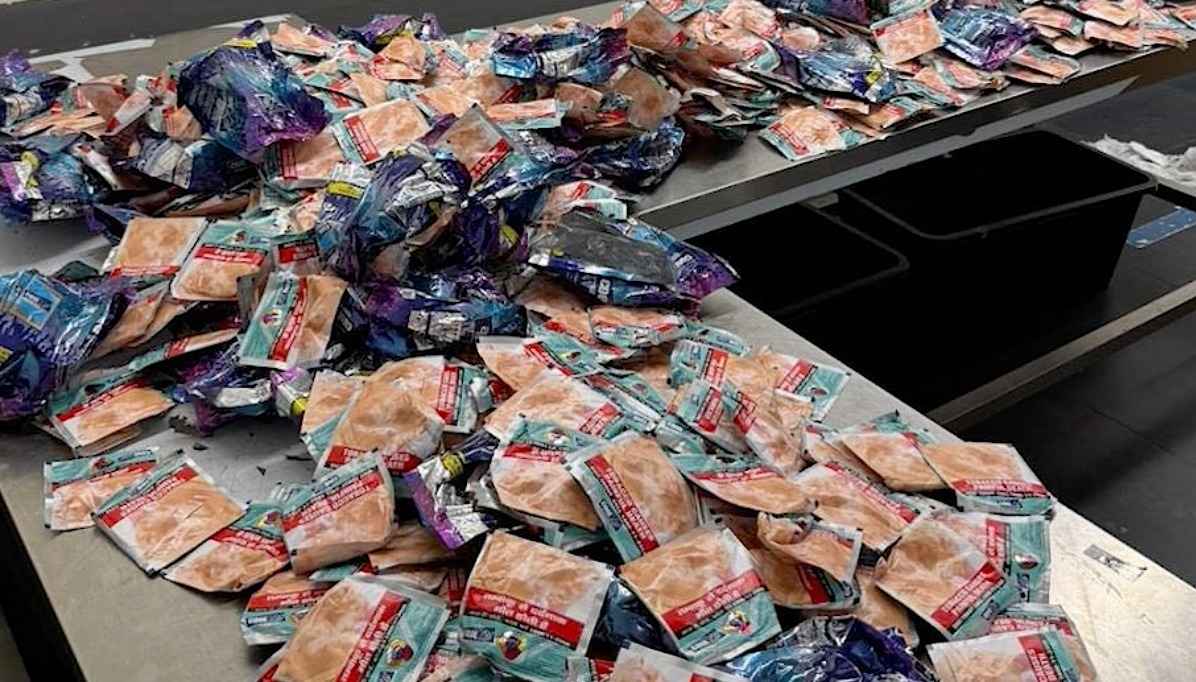 കുവൈത്ത് എയർപോർട്ടിൽ വൻ ലഹരിവസ്തു വേട്ട: ഇന്ത്യയിൽ നിന്നെത്തിയ വിമാനത്തിൽ നിന്ന് 16 കിലോ നിരോധിത പുകയില പിടികൂടി