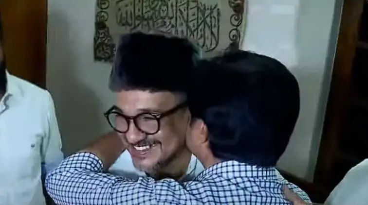പാണക്കാടെത്തി അനുഗ്രഹം തേടി ഷൗക്കത്ത്; ഭയപ്പാടിനെതിരെയുള്ള കേരളത്തിന്റെ വികാരമാണ് നിലമ്ബൂരെന്ന് തങ്ങള്‍
