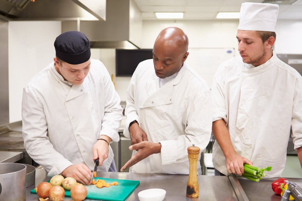 ഭക്ഷ്യമേഖലയിൽ കർശന പരിശോധന: എല്ലാ തൊഴിലാളികളുടെയും യോഗ്യതയും ശുചിത്വവും ഉറപ്പാക്കാൻ മാൻപവർ അതോറിറ്റി