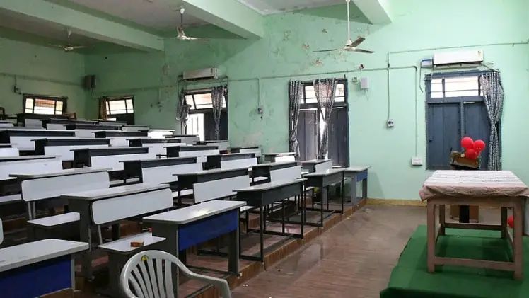 മൃഗത്തിന്റെ തലച്ചോര്‍ ക്ലാസില്‍ കൊണ്ടുവന്നു, അധ്യാപകനെതിരെ കേസ്