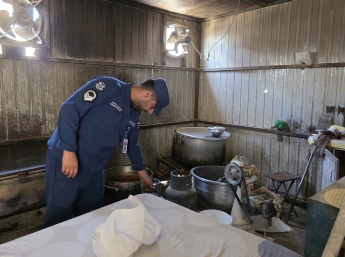 ജലീബ് അൽ ഷുയൂഖിൽ വൻ പരിശോധന: 146 സ്ഥാപനങ്ങൾക്കെതിരെ നടപടി; സുരക്ഷാ മാനദണ്ഡങ്ങൾ പാലിക്കാത്തതിന് അടച്ചുപൂട്ടി