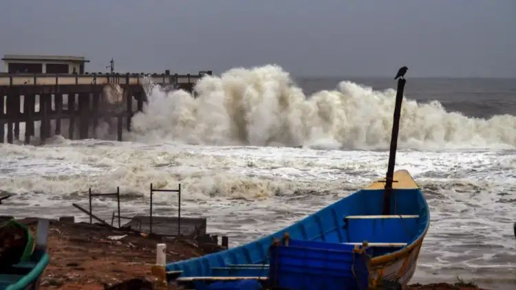 കള്ളക്കടല്‍: കേരള തീരത്ത് ഉയര്‍ന്ന തിരമാലയ്ക്കും കടലാക്രമണത്തിനും സാധ്യത; ജാഗ്രതാ നിര്‍ദേശം