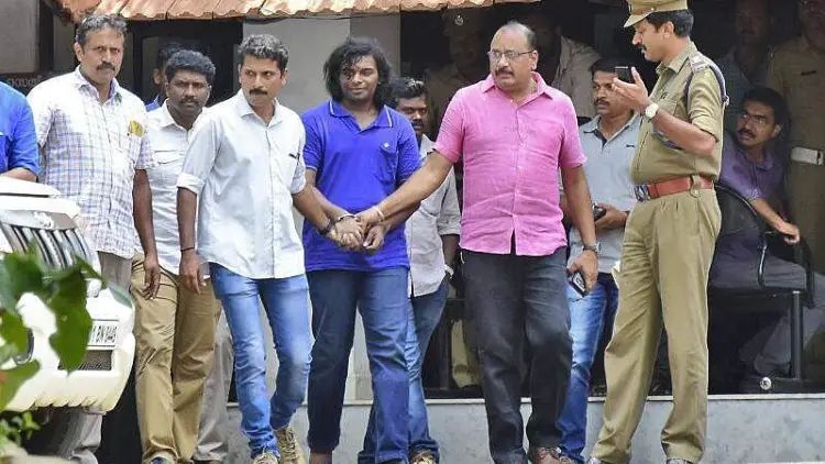 ച്ഛനെയും അമ്മയെയും സഹോദരിയേയും കൊന്ന് 