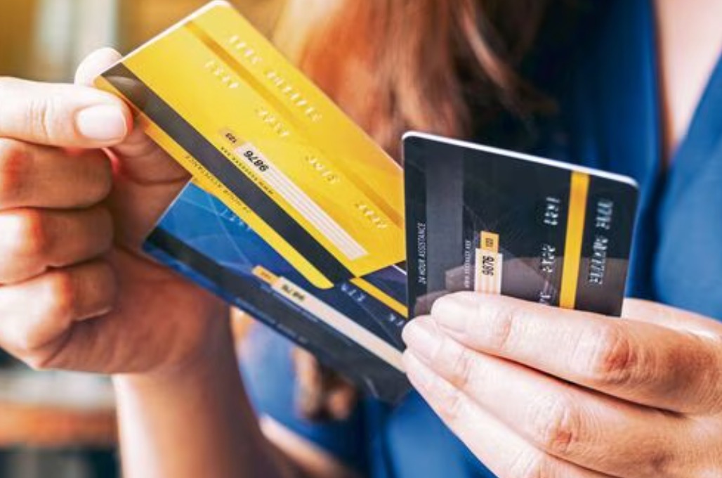 രാജ്യത്തെ ജനസംഖ്യയേക്കാൾ കൂടുതൽ കാർഡുകൾ ; 7.37 ദശലക്ഷം കാർഡുകൾ പുറത്തിറക്കി കുവൈറ്റ് ബാങ്കുകൾ, എടിഎമ്മുകളുടെ എണ്ണത്തിൽ ഇടിവ്.