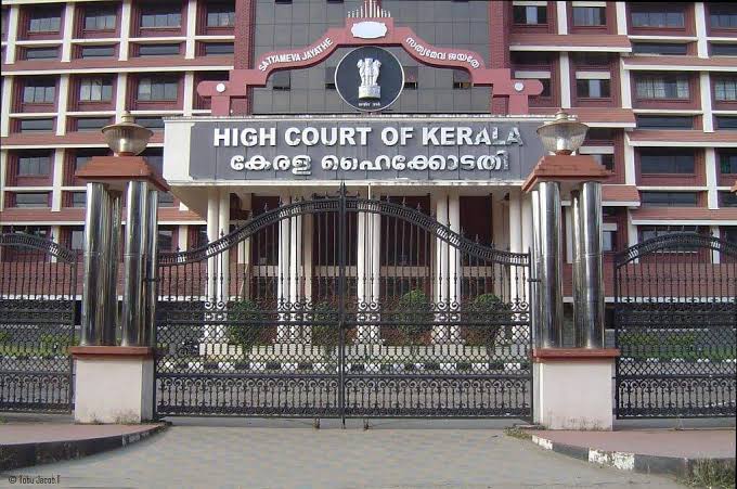 പതിനെട്ടുകാരനുമായുളള പ്രണയം തുടരാനാണ് ആഗ്രഹമെന്ന് പെണ്‍കുട്ടി: പോക്‌സോ കേസ് റദ്ദാക്കി ഹൈക്കോടതി