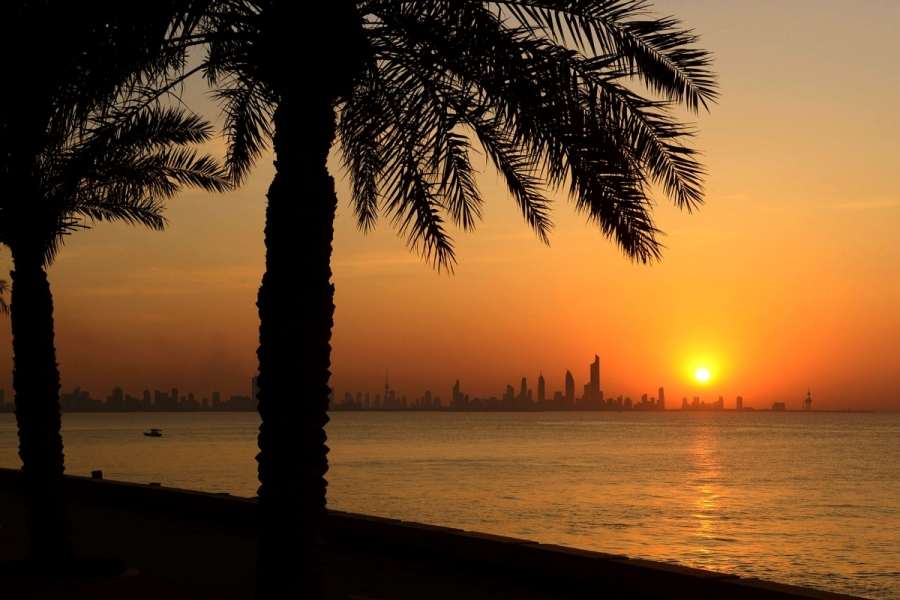 Kuwait Weather Alert: Hot, Humid Conditions with Scattered Rain and Fog Expected Until Saturday
